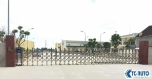 lắp đặt cổng xếp inox
