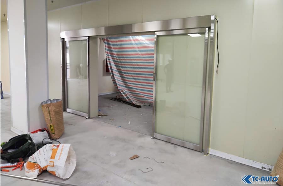 cửa sử dụng nút nhấn để kích hoạt cửa mở do vị trí lắp đặt gần hành lang đi lại